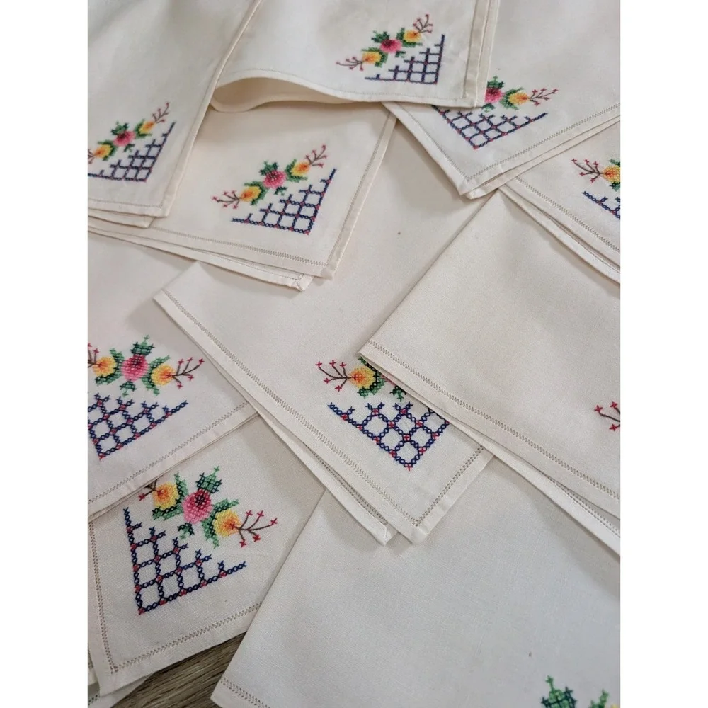 Handmade Vintage Peti Point Tablecloth + 12 napkins Never Used, 72 x‎ 108 inches